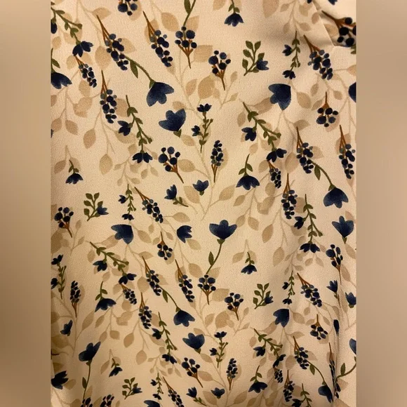 BloomChic Blue and Beige Floral Print Pullover Dolman Sleeve Top Size 22 - Picture 4 of 5